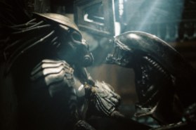 An insert head wrestles with a Predator. Aliens are truly dread, man. Truly dread.